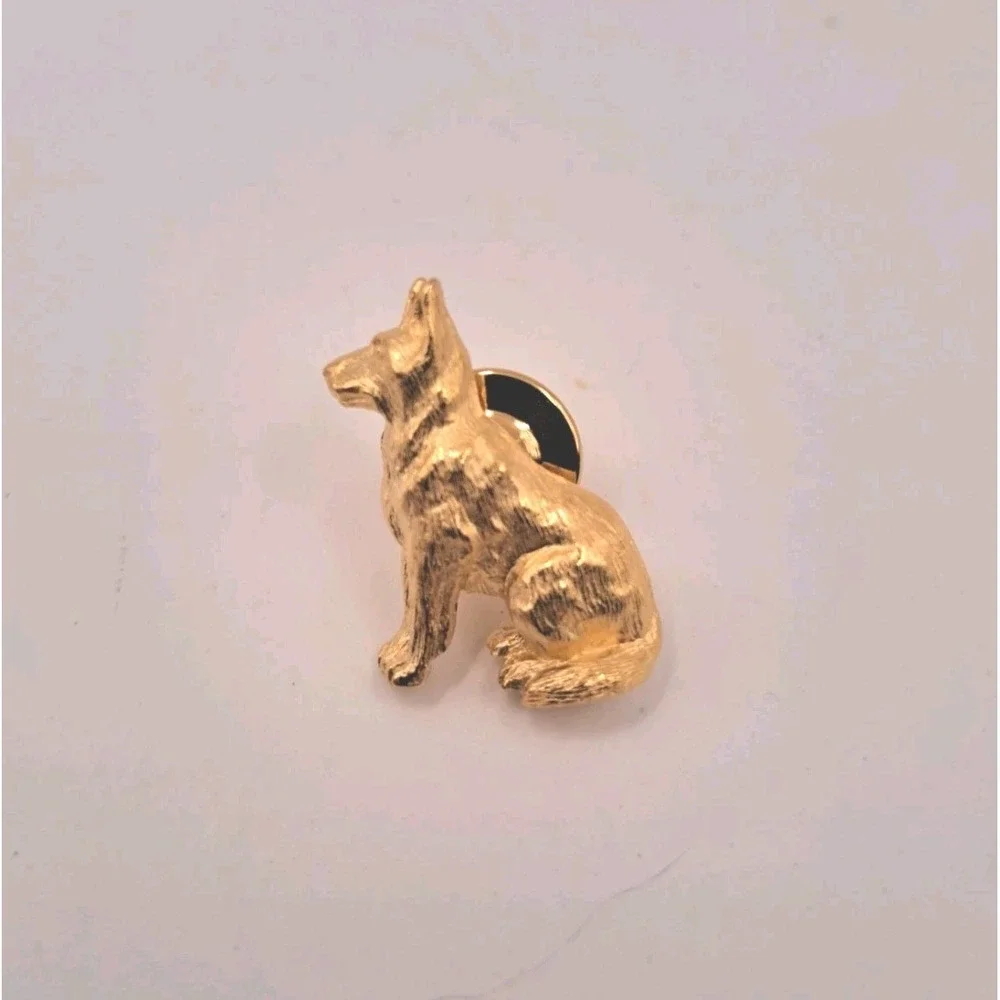 Vintage Gold Tone Genuine Avon 3D German Shepard Collectible Lapel Pin - Picture 3 of 5
